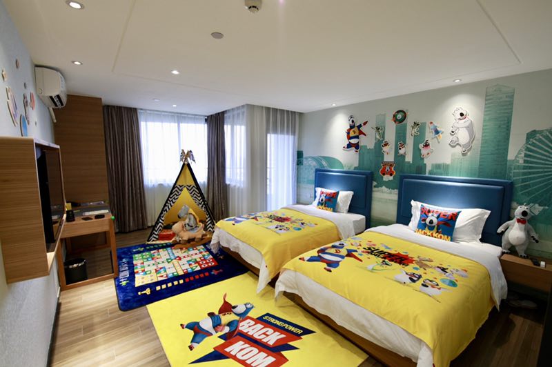 清远中凯华府假日酒店 贝肯熊亲子主题豪华双床房住宿