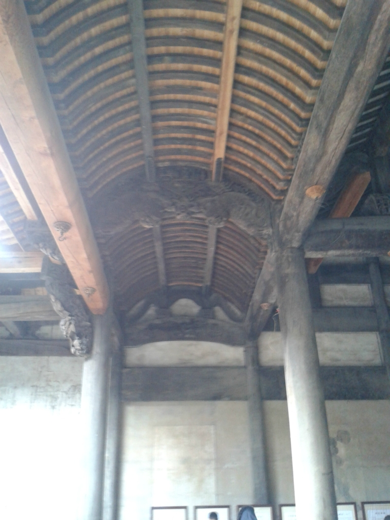 这是用手机拍摄的木头房梁