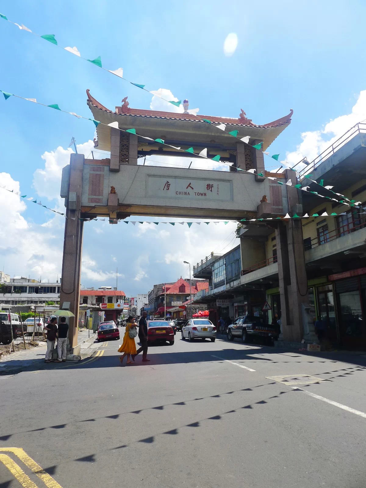 唐人街入口处高高耸立的牌坊,这是在路易港与广大佛山市结成友好城市