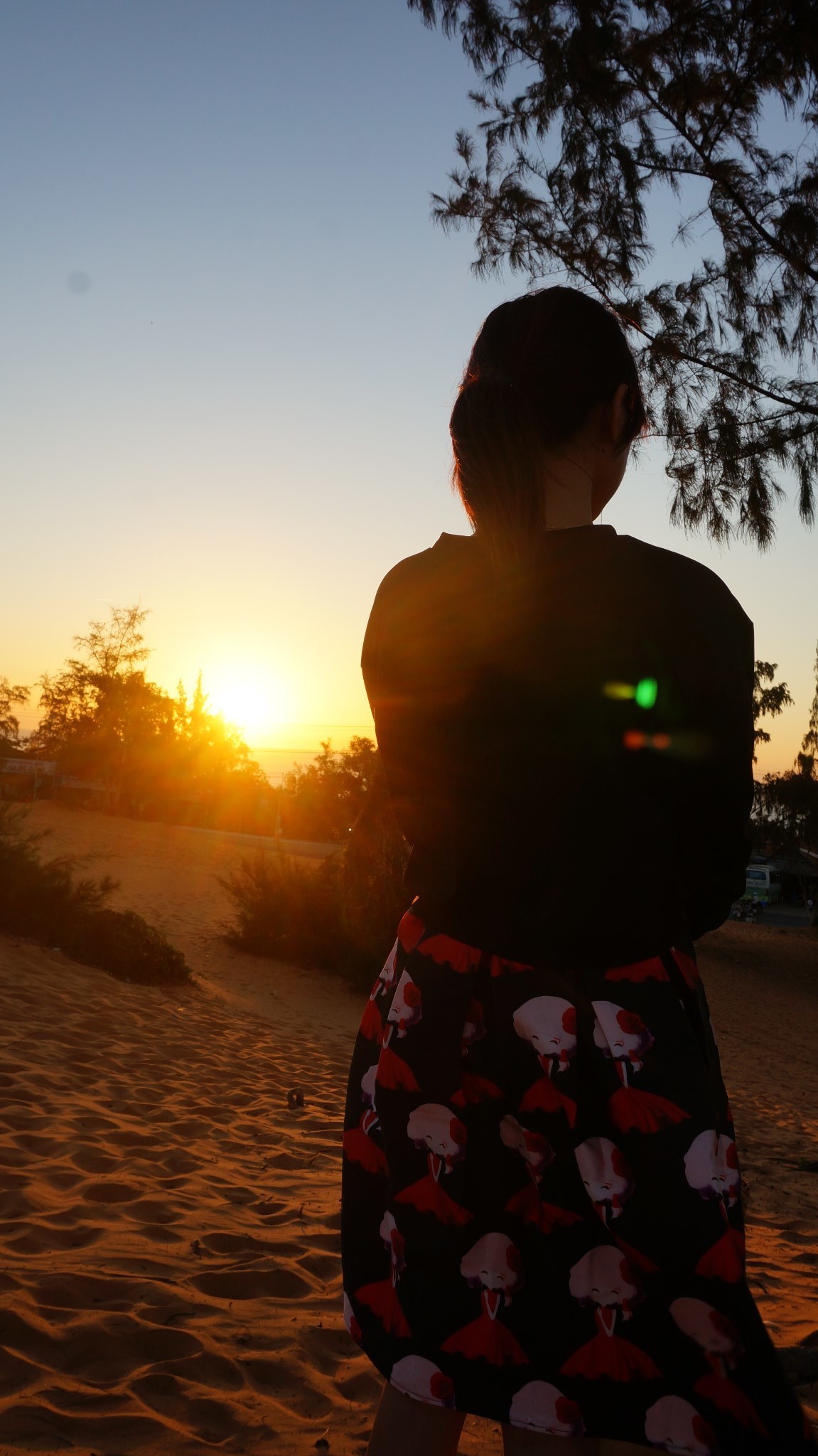 生活需要眼前的苟且 不需要是诗和远方对吧 生活不仅仅是苟且还有诗和远方 自媒体热点