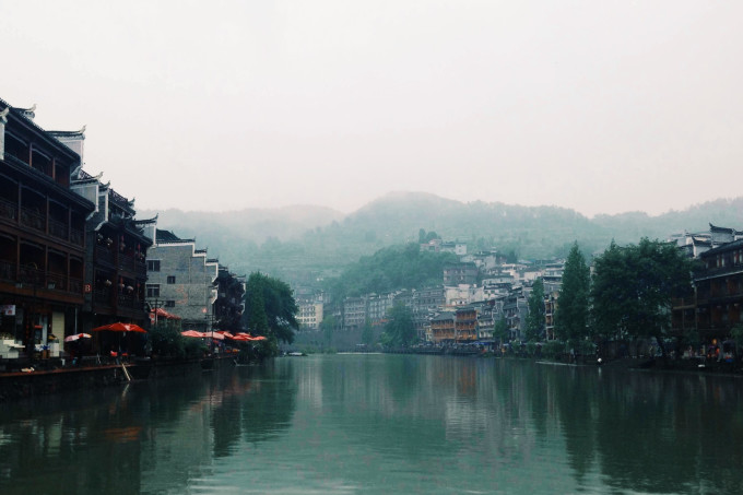 凤凰古城在哪个城市哪个县 wKgBs1cl_zmAcPuQAAV7R3M7Fqc64.jpeg?imageView2%2F2%2Fw%2F680%2Fq%2F90%7CimageMogr2%2Fstrip%2Fquality%2F90